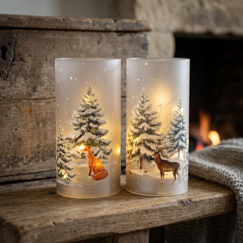 Lanterna led natalizia in vetro opaco decorata con volpe nel bosco innevato, perfetta come regalo di Natale